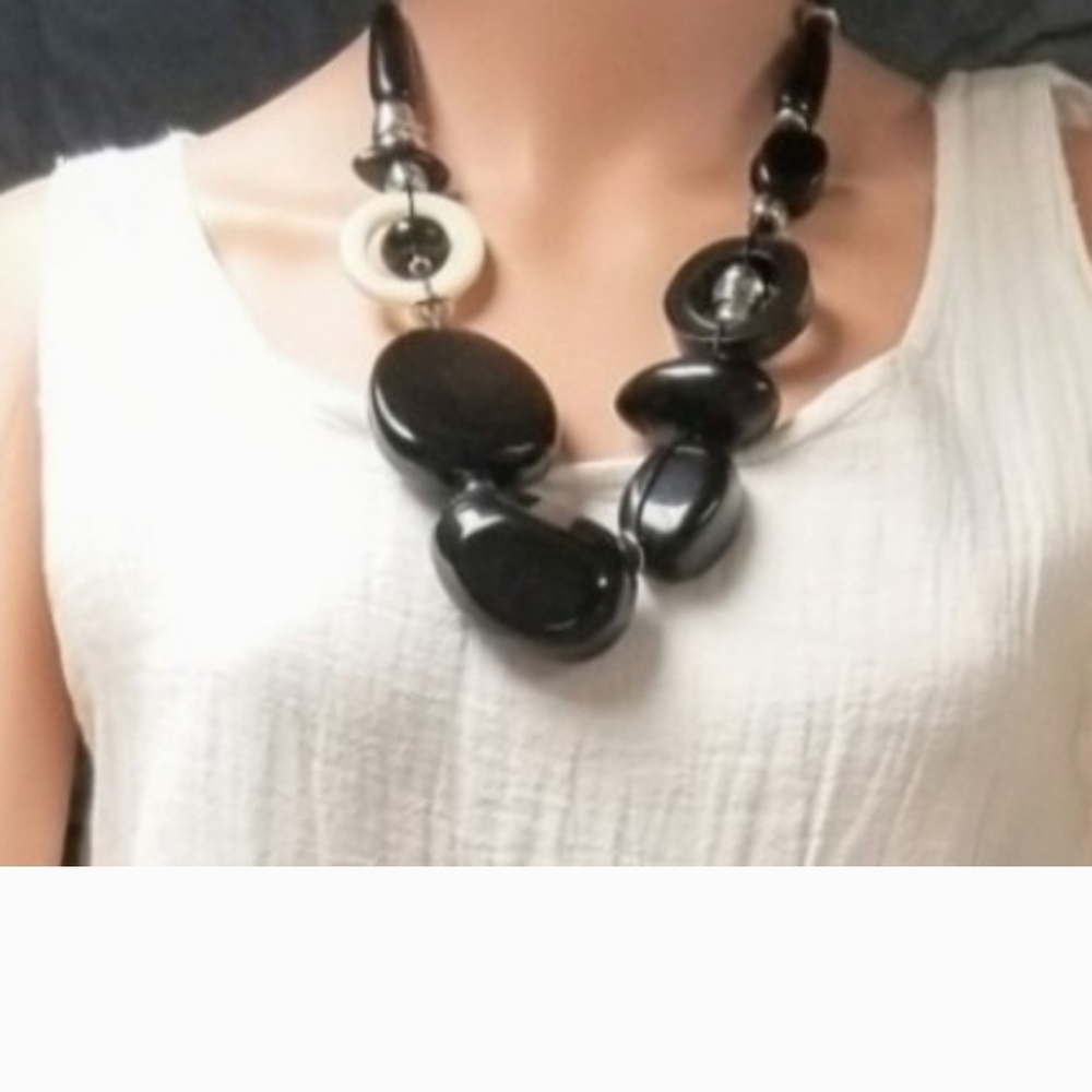 Black and White Bold Bead Necklace